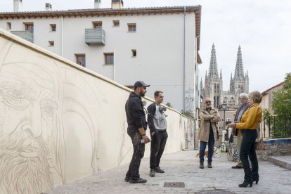 Los autores Cristian Fernández Vicario y Christian Saldaña Santos al comienzo del trabajo a finales de octubre. En la imagen la concejala del Distrito Centro Norte y representantes de la Asociación Casco Histórico Alto. SANTI OTERO