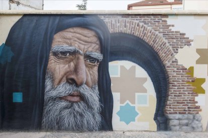La cultura judía tiene su protagonismo en el mural porque en ese lugar podía encontrarse el acceso a la antigua judería. SANTI OTERO