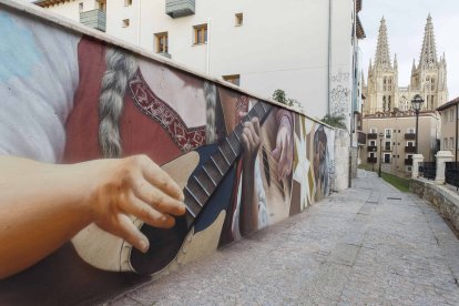 Vista de la Catedral desde la calle Embajadores y del mural, una mujer tocando el laúd. SANTI OTERO