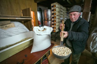 Preparación de los ingredientes que se cocinarán el martes 17 de enero con motivo de San Antón. T. ALONSO
