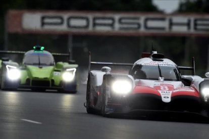 Fernando Alonso y su Toyota, en los últimos ensayos ayer de las 24 Horas de Le Mans.