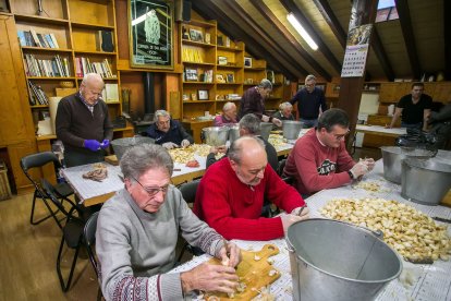 Preparación de los ingredientes que se cocinarán el martes 17 de enero con motivo de San Antón. T. ALONSO
