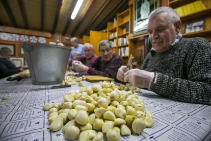 Preparación de los ingredientes que se cocinarán el martes 17 de enero con motivo de San Antón. T. ALONSO