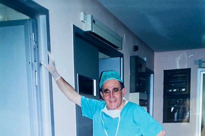 El traumatólogo Ramón Llorente, empezó en San Juan de Dios como médico de guardia en la década de los 60 y se jubiló en el 2015.