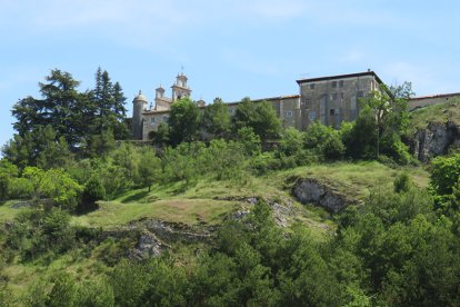 El santuario de Santa Casilda, visto desde los pozos de San Vicente. DARÍO GONZALO