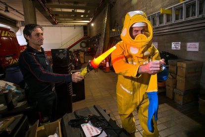 Luis Calzada, enfundado en el traje de protección, mientras Mediavilla sujeta la luz roja. T.A.