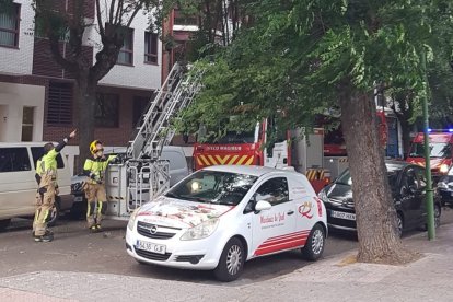 Los Bomberos intervienen en la calle Federico Martínez Varea. ECB