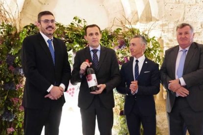 El presidente de la Diputación de Valladolid recogió el reconocimiento de Socio de Honor en nombre de Alberto Núñez Feijóo