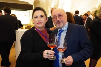 María Luisa Cuevas, de Bodegas Ferratus, junto a José Zapatero, de Bodegas Lagar de Isilla