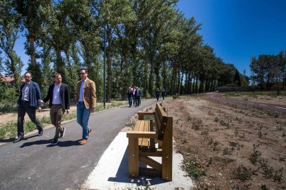 Un momento de la visita en las actuaciones medioambientales. TOMÁS ALONSO