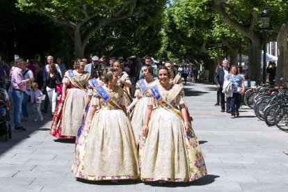 Las Falleras Mayores de Valencia, Nerea López Maestre, Carmen Martín Carbonell y su Corte de Honor se dirigen al Salón Rojo. TOMÁS ALONSO