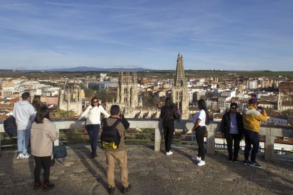 Turistas desde el mirador del Castillo