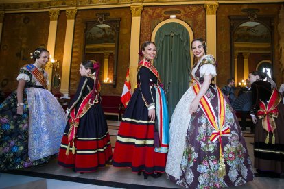 Las Reinas de Burgos han recibido a la Falleras en el Salón Rojo del Teatro Principal. TOMÁS ALONSO
