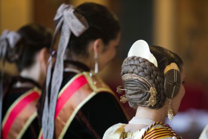 Las Reinas de Burgos han recibido a la Falleras en el Salón Rojo del Teatro Principal. TOMÁS ALONSO