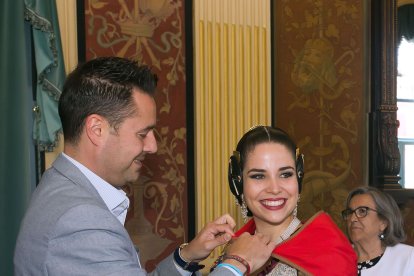 El alcalde de Burgos, Daniel de la Rosa, recibe a las Falleras Mayores de Valencia en el Salón Rojo del Teatro Principal. TOMÁS ALONSO