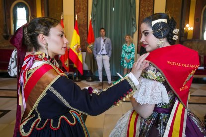 Reinas y Falleras charlan en el Salón Rojo. TOMÁS ALONSO