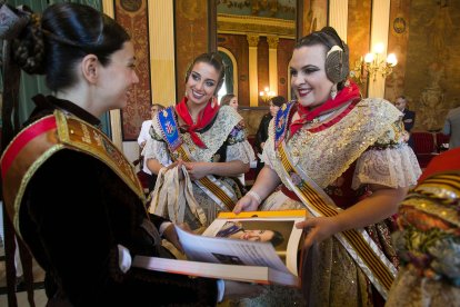 Reinas y Falleras charlan en el Salón Rojo. TOMÁS ALONSO