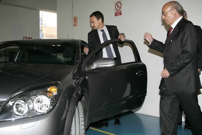 El presidente del Gobierno, José Luis Rodríguez Zapatero, en una visita en la sede del Grupo en Villafría. © EL CORREO DE BURGOS