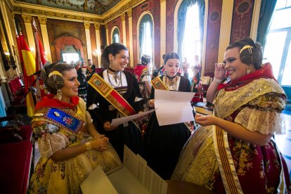 Reinas y Falleras charlan en el Salón Rojo. TOMÁS ALONSO