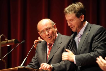 El alcalde de Burgos, Javier Lacalle, abraza a José Antolín durante su discurso al recoger la Medalla de Oro de la Ciudad de Burgos. © EL CORREO DE BURGOS