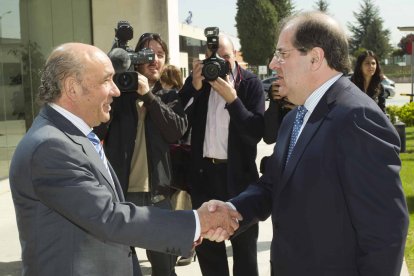 José Antolín recibe a Juan Vicente Herrera en su sede de Villafría a la que acudió para conocer los avances del grupo en la producción de grafeno. © EL CORREO DE BURGOS