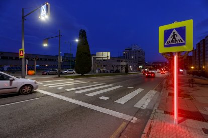 Nueva iluminación en el paso de peatones de la avenida Cantabria, número 56. SANTI OTERO