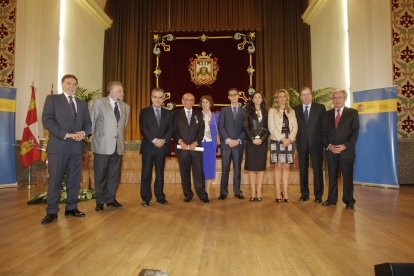 Foto de familia con José Antolín tras recoger la Medalla de Oro al Mérito en el Trabajo, otorgada por el Gobierno en 2010. © EL CORREO DE BURGOS
