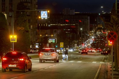 Nueva iluminación en el paso de peatones de la avenida Cantabria, número 56. SANTI OTERO