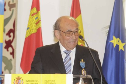 José Antolín en su discurso tras recoger la Medalla de Oro al Mérito en el Trabajo, otorgada por el Gobierno en 2010. © EL CORREO DE BURGOS