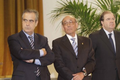 José Antolín junto a José Corbacho y Juan Vicente Herrera tras recoger la Medalla de Oro al Mérito en el Trabajo, otorgada por el Gobierno en 2010. © EL CORREO DE BURGOS
