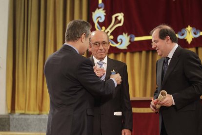 José Corbacho impone la Medalla de Oro al Mérito en el Trabajo a José Antolín en presencia de Juan Vicente Herrera.  © EL CORREO DE BURGOS