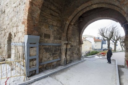 El arco de San Martín, reforzado durante las obras de peatonalización del entorno. SANTI OTERO