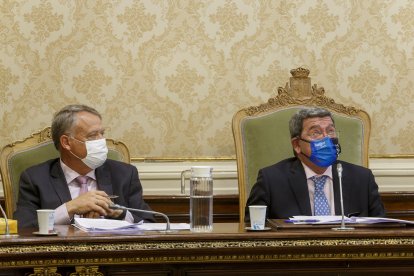 Lorenzo Rodríguez y César Rico durante el Pleno. SANTI OTERO