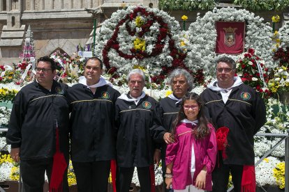 Ofrenda de flores a Santa María la Mayor. TOMÁS ALONSO