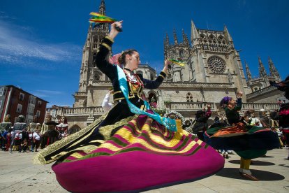 Ofrenda de flores a Santa María la Mayor. TOMÁS ALONSO
