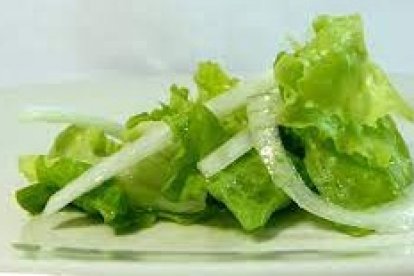 En Aranda de Duero, la cuna del lechazo, se toma con ensalada de lechuga y cebolla