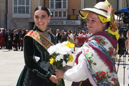 Ofrenda de flores a Santa María la Mayor. TOMÁS ALONSO
