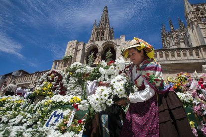 Ofrenda de flores a Santa María la Mayor. TOMÁS ALONSO