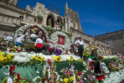Ofrenda de flores a Santa María la Mayor. TOMÁS ALONSO
