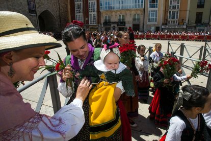 Ofrenda de flores a Santa María la Mayor. TOMÁS ALONSO