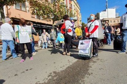 Manifestación en Aranda de la Plataforma por el Ferrocarril para reivindicar el Directo. L. V.