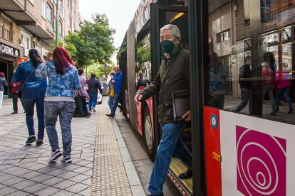 Usuarios de la línea de Gamonal bajando del autobús en la calle Vitoria. TOMÁS ALONSO
