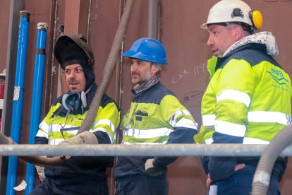 Trabajadores del astillero de Navantia ‘Ría de Ferrol’ donde se está fabricando la fragata F-111 'Bonifaz'.