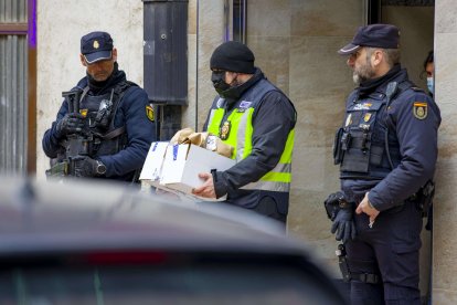 La Policía Nacional registra la casa un jubilado de 74 años en Miranda de Ebro por el envío de cartas con material pirotécnico al presidente del Gobierno. ICAL