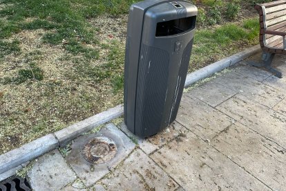 Imagen de una papelera nueva instalada por la nueva concesionaria. ECB