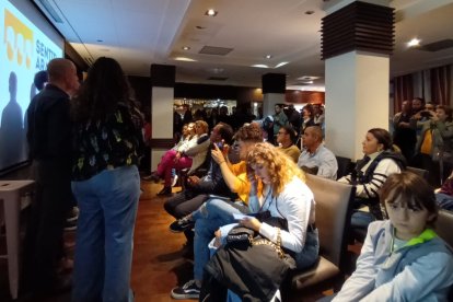 La sala de la cafetería del hotel se ha llenado de amigos y simpatizantes