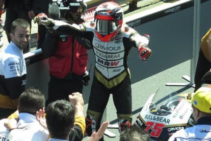 Albert Arenas llega al 'corralito' de Phillip Island y celebra su victoria con el equipo.