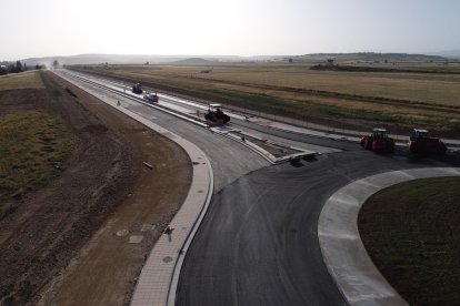 Un momento del asfaltado de la nueva zona urbanizada.