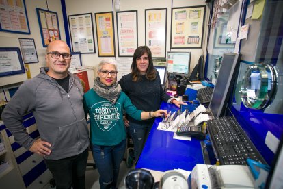 Sorteo Loteria 2022. Carlos Olivares junto a sus compañeras de la administración Diana. TOMÁS ALONSO