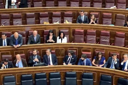 Santiago Abascal (Vox) y José Zaragoza (PSOE), juntos en el hemiciclo